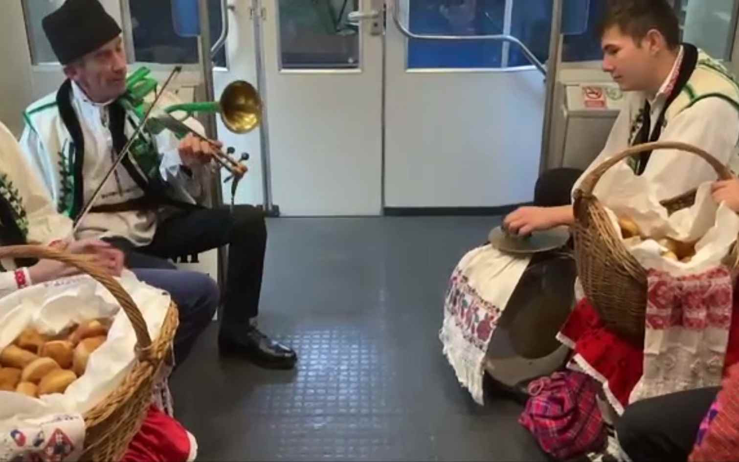 Colindători în straie populare, în trenul dintre Oradea și Cluj-Napoca. Reacția călătorilor