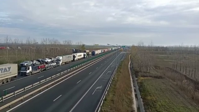 Granița din vestul țării spre Ungaria este sufocată de cozi uriașe. Se așteaptă și 120 de minute pentru ieșirea din țară