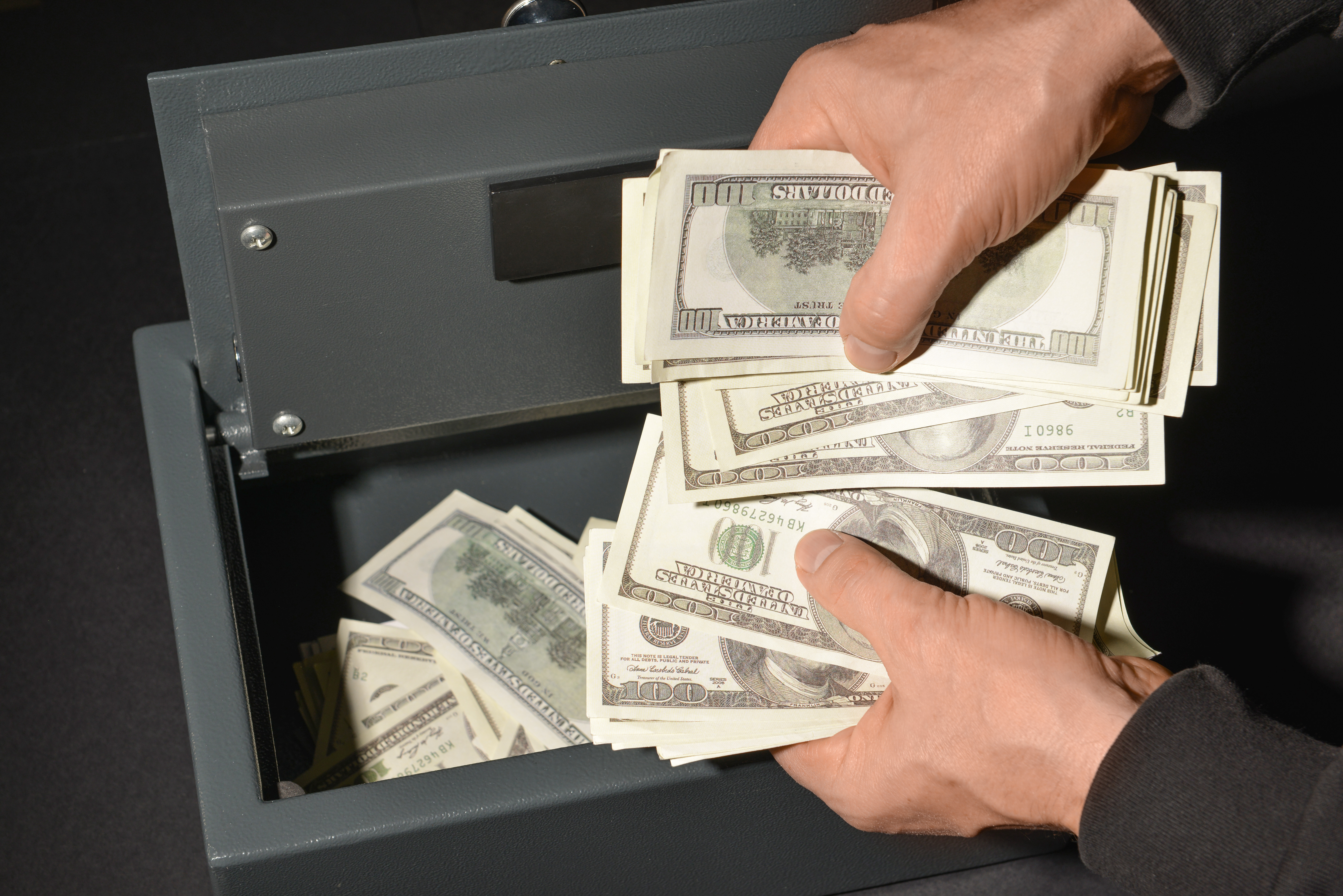 Un bărbat a tăiat cu flexul seiful concubinei şi a furat 15.000 de dolari. Ce a făcut după ce a comis jaful