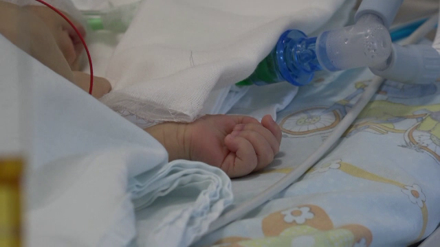 Moarte suspectă în cazul unui bebeluș de doar două luni. Trupul nou-născutului a fost găsit în casă