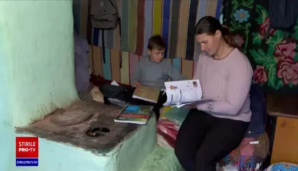 Ce își dorește Ștefania de la Moș Crăciun: „Nimic. Fratele meu să primească jucării”. Familia are bradul de 18 ani