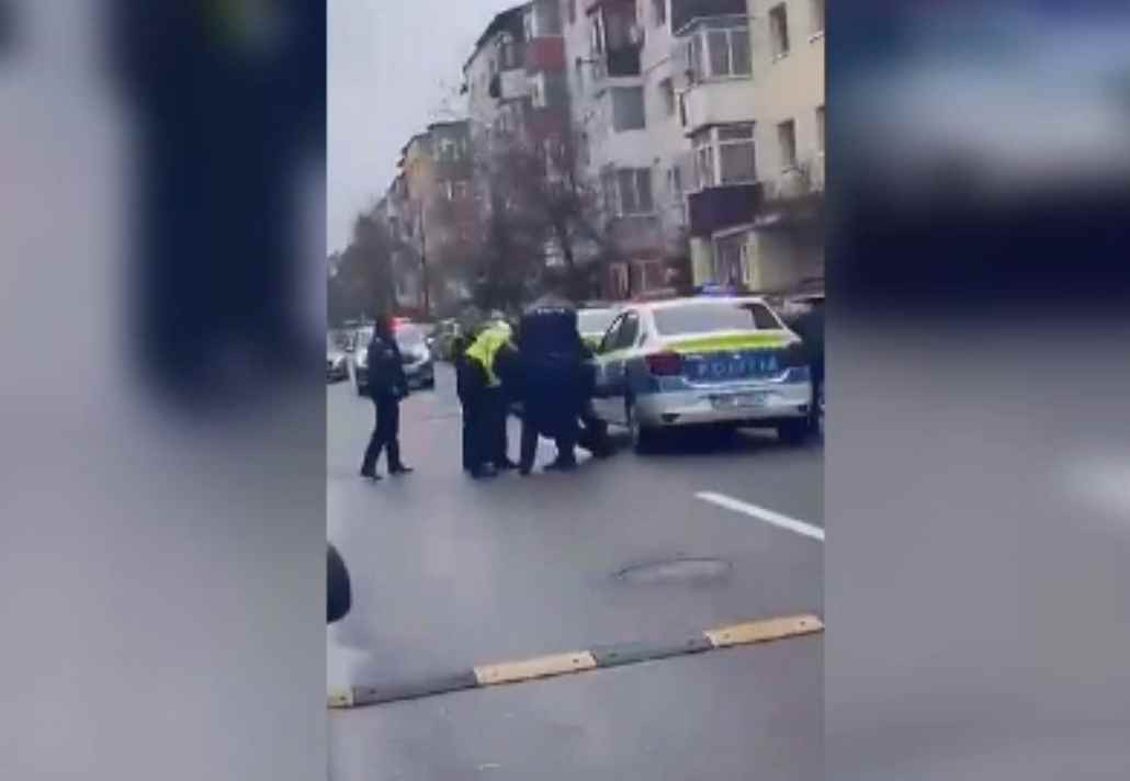 Paznici agresivi, încătușați în fața unui magazin din Târgoviște. S-au îmbătat și s-au luat la bătaie cu polițiștii