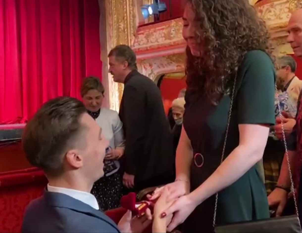 Cerere inedită în căsătorie, la Opera din Iași. Un tânăr și-a cerut iubita de soție pe aria lui Puccini