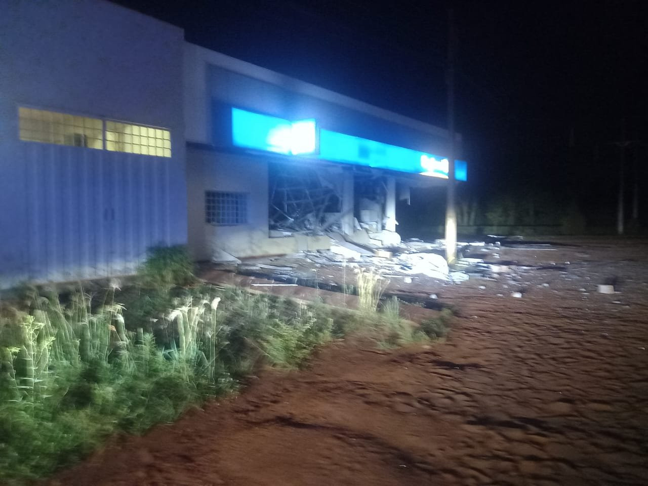 Momentul șocant în care o bancă este aruncată în aer. Atacatori înarmați au înconjurat și secția de poliție. VIDEO