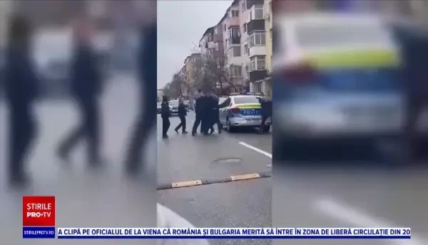Paznici agresivi, încătușați în fața unui magazin din Târgoviște. S-au îmbătat și s-au luat la bătaie cu polițiștii