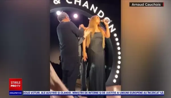 Mariah Carey a avut parte de un concert cu peripeții. Cântăreața era să rămână fără rochie pe scenă