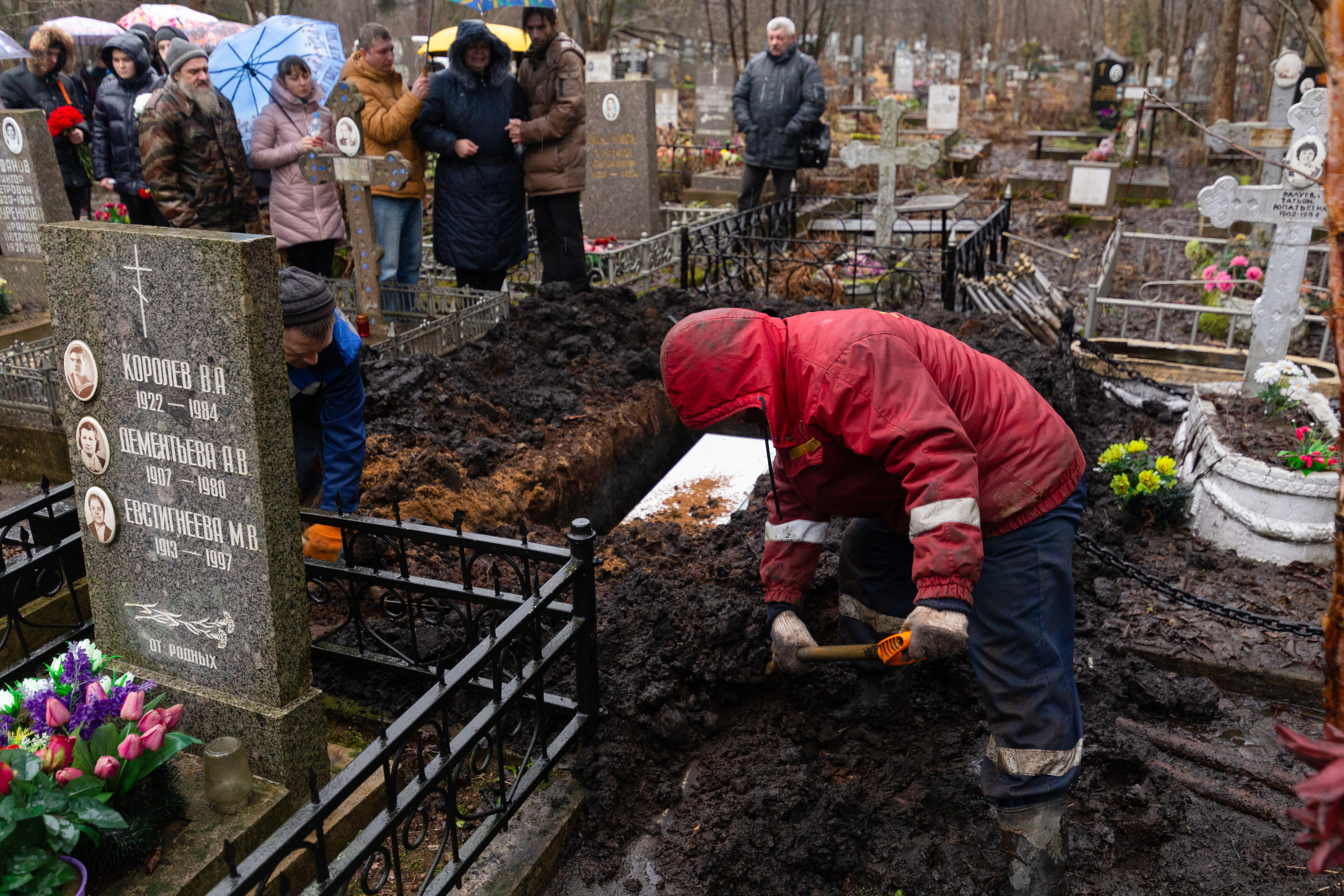 Șocul unei familii când și-a dezgropat bunica înmormântată acum 10 ani. „Nu am mai văzut așa ceva” | VIDEO
