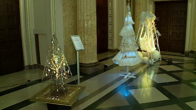 Brazi de Crăciun unicat, inspirați de festivaluri sau caiete dictando, au fost licitați pentru a-i ajuta pe copii nevoiași