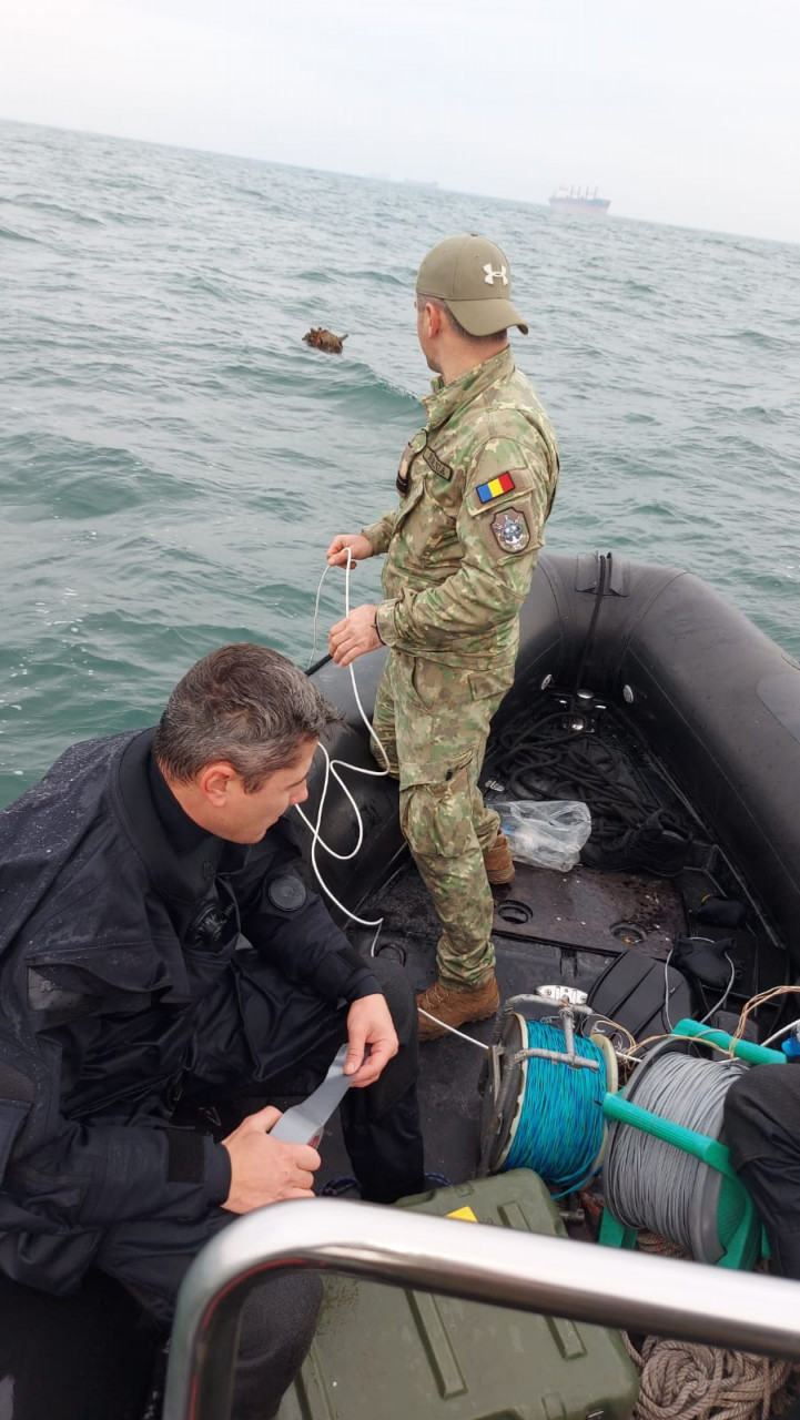 FOTO. Forțele Navale Române au distrus o mină aflată în derivă la doar 2,5 mile marine de Portul Constanța