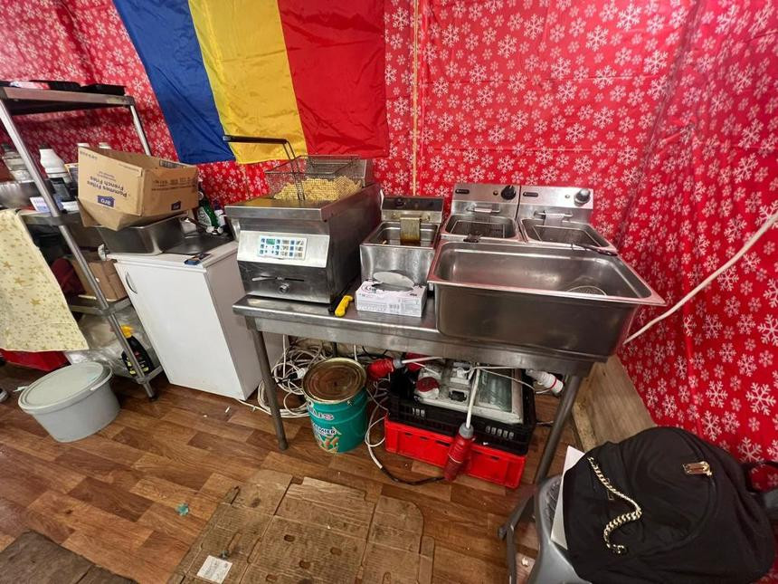 Amenzi de peste 20.000 de lei la un târg de Crăciun pentru alimente stricate. Patru operatori au fost închiși FOTO