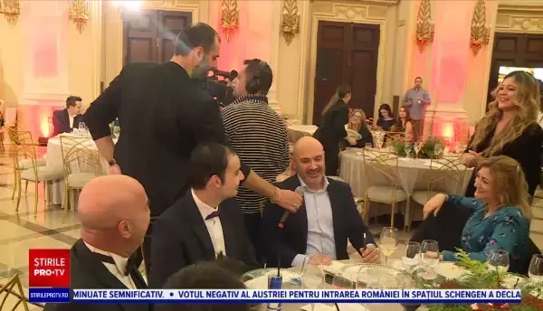 Brazi de Crăciun unicat, inspirați de festivaluri sau caiete dictando, au fost licitați pentru a-i ajuta pe copii nevoiași