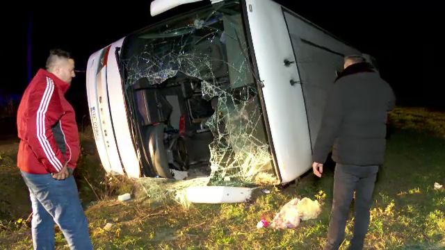 Drumul pe care s-a răsturnat autocarul cu 33 de pasageri nu era marcat. Șofer: „Niciun semn care să-mi arate că este curbă”