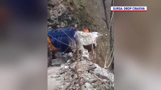 O stâncă de câteva tone a căzut pe drumul ce leagă Baia de Aramă de Băile Herculane. Nicio masină nu era acolo