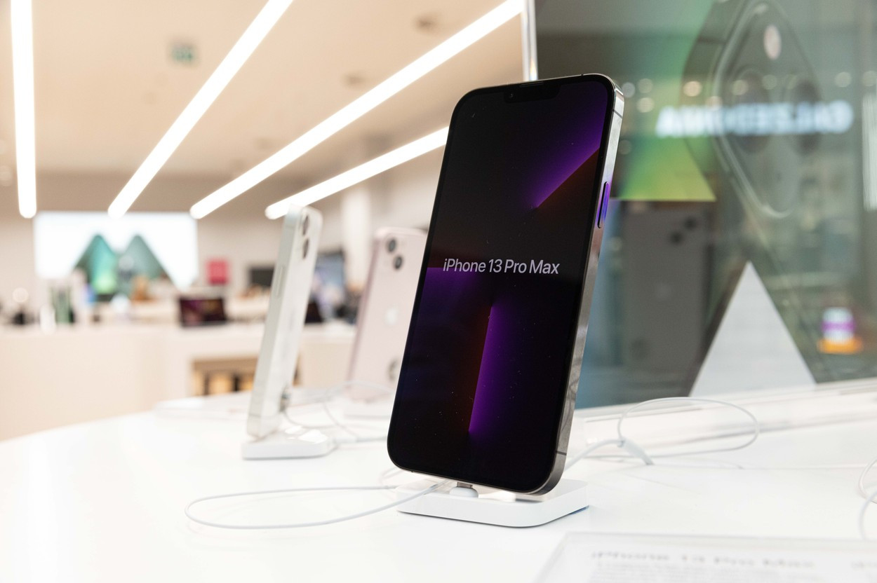 Un bărbat a vrut să cumpere un iPhone la reducere, dar angajații magazinului au refuzat să i-l vândă. Motivul invocat