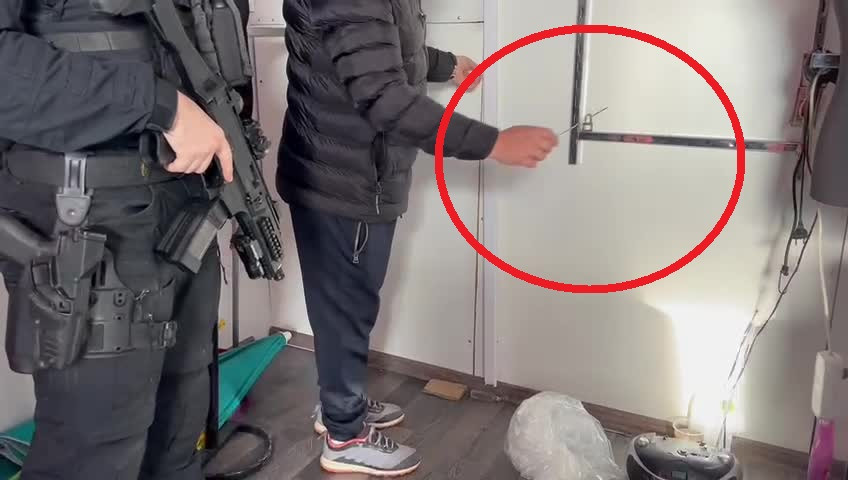 Razie într-un complex comercial din București. Ce au găsit jandarmii ascuns în spatele unui zid, într-un magazin