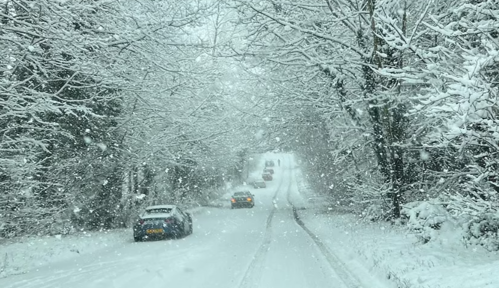 Haos în Marea Britanie din cauza zăpezii. Zeci de zboruri au fost anulate, iar șoferii își abandonează mașinile pe drum VIDEO