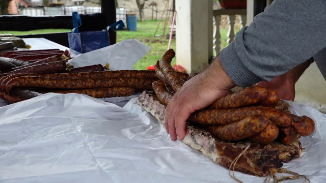 Mii de pachete sunt trimise de români către rudele din străinătate. Cei mai mulți au tăiat deja porcii