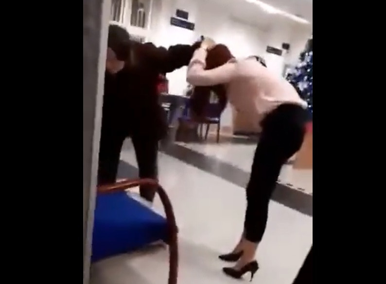 O bătrână de peste 90 de ani a oprit un jaf la o bancă bătând atacatoarea cu bastonul. VIDEO