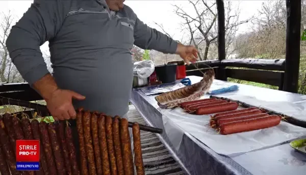 Mii de pachete sunt trimise de români către rudele din străinătate. Cei mai mulți au tăiat deja porcii