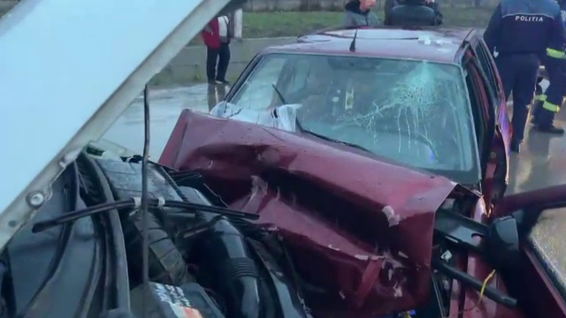 Mobilizare de forţe, la Tulcea, în urma unui accident violent. Două maşini s-au ciocnit frontal