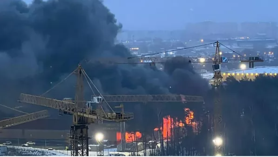Incendiu de proporții în apropiere de Moscova. Un centru commercial a luat foc