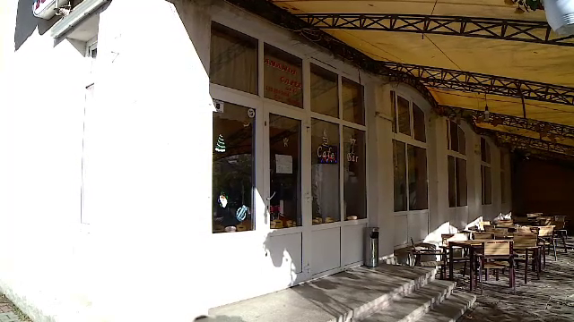 Trei elevi din Olt au băut la barul de lângă liceu până i-a luat salvarea. Cum au fost găsiți