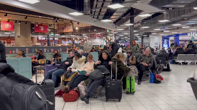 Sute de români nu pot veni în țară din cauza zborurilor anulate. Compania nu le oferă cazare și le dă apă doar contra cost