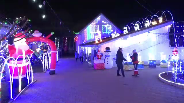 Două familii din Alba s-au întrecut la capitolul decorațiuni de Crăciun. Casele par desprinse din povești