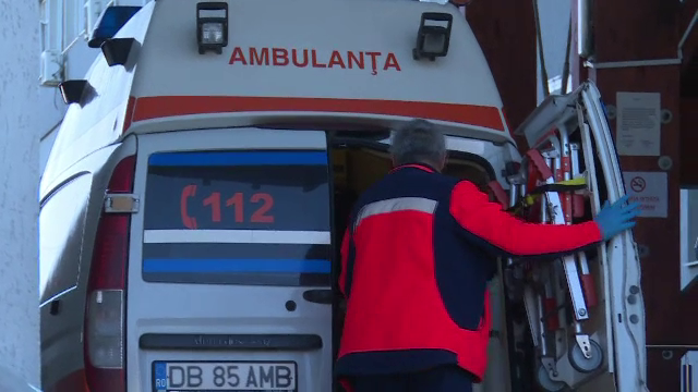 De la pahar la spital. Un bărbat și-a înjunghiat vecinul, după ce amândoi s-au distrat la pomana porcului