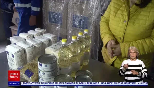 Persoanele care beneficiază de ajutoare sociale au așteptat în frig ore în șir pentru a primi alimente de bază