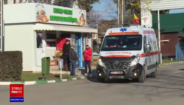 De la pahar la spital. Un bărbat și-a înjunghiat vecinul, după ce amândoi s-au distrat la pomana porcului