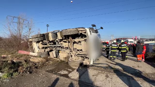 Mașina unei firme de salubrizare s-a răsturnat după ce a fost lovită de un tren de călători, în Dâmbovița