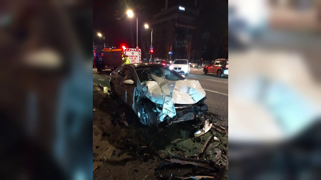 Accident cu trei răniți în Cluj-Napoca. Un șofer a intrat cu mașina într-un alt autoturism, apoi a lovit un pieton