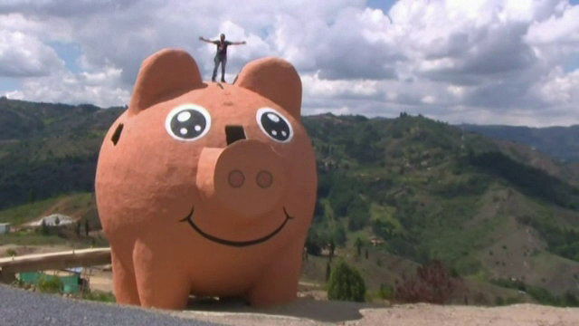 S-a deschis cea mai mare pușculiță din lume, un purcel din lut cu un diametru de 10 metri