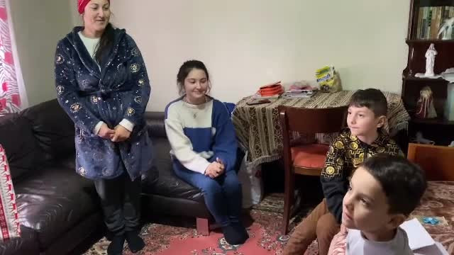 O familie rămasă fără casă după un incendiu devastator a fost vizitată de pompieri încărcați cu cadouri