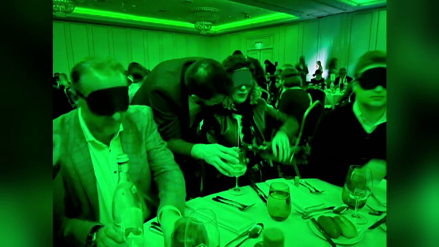 O cină cu invitați legați la ochi, organizată în București. Evenimentul a avut un scop caritabil