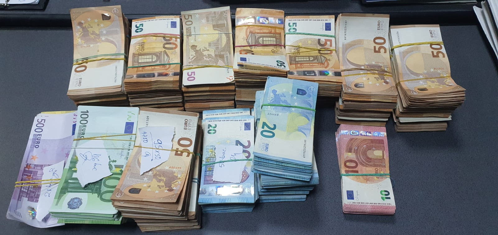 Un ucrainean a încercat să intre în România cu 300.000 euro într-o geantă. Ce a spus că voia să facă cu banii. FOTO