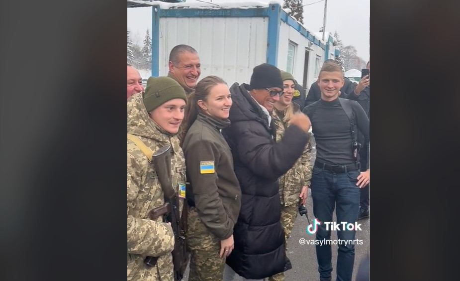 Cum s-a filmat Jean-Claude Van Damme cu soldații ucraineni: „Slavă Ucrainei”. VIDEO