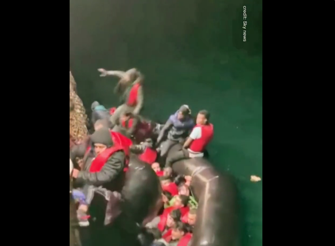 O barcă de mici dimensiuni care transporta zeci de migranți s-a răsturnat în Canalul Mânecii: Patru persoane au murit | VIDEO