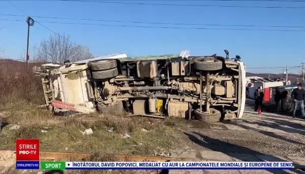Mașina unei firme de salubrizare s-a răsturnat după ce a fost lovită de un tren de călători, în Dâmbovița