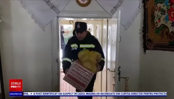 O familie rămasă fără casă după un incendiu devastator a fost vizitată de pompieri încărcați cu cadouri
