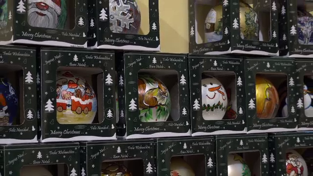 Elevii unui liceu din Alba Iulia salvează secția de arte plastice a școlii cu ajutorul propriilor lucrări