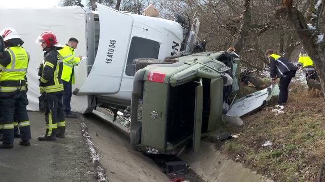Accident grav în apropiere de Bistrița. Un autotren a lovit un cap de pod și s-a răsturnat peste o mașină de teren