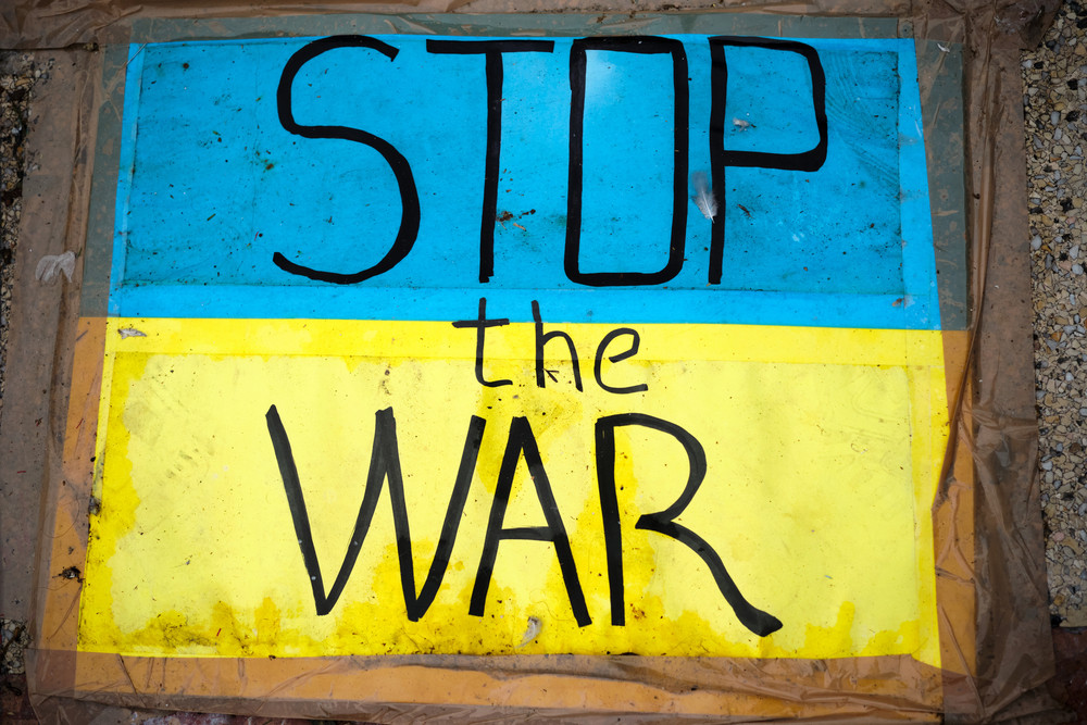 Sute de oameni au protestat la Belgrad împotriva invaziei ruse în Ucraina | VIDEO