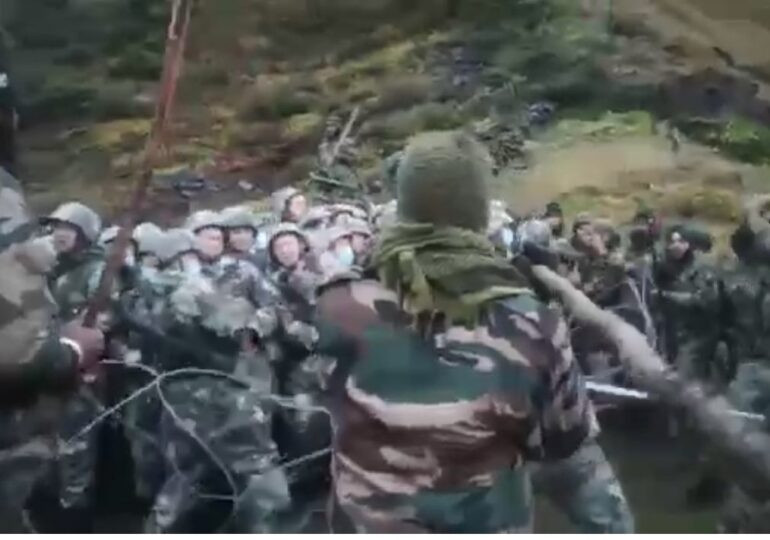 Indienii și chinezii se bat la graniță cu bețe și cărămizi (Video)