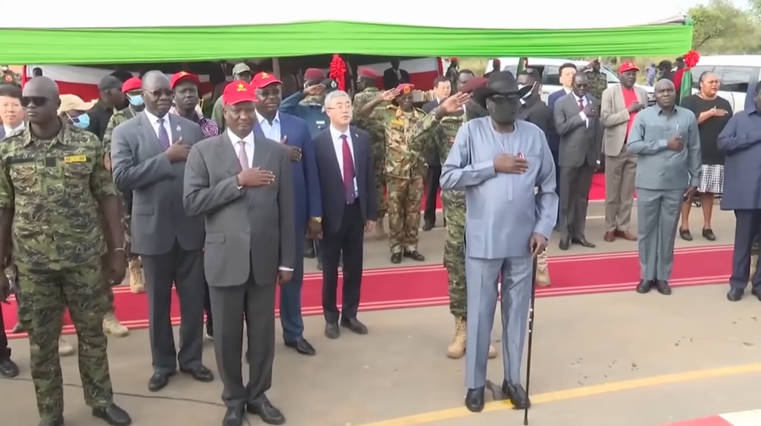 VIDEO șocant. Președintele Sudanului de Sud urinează pe el în timpul intonării imnului național, la o ceremonie