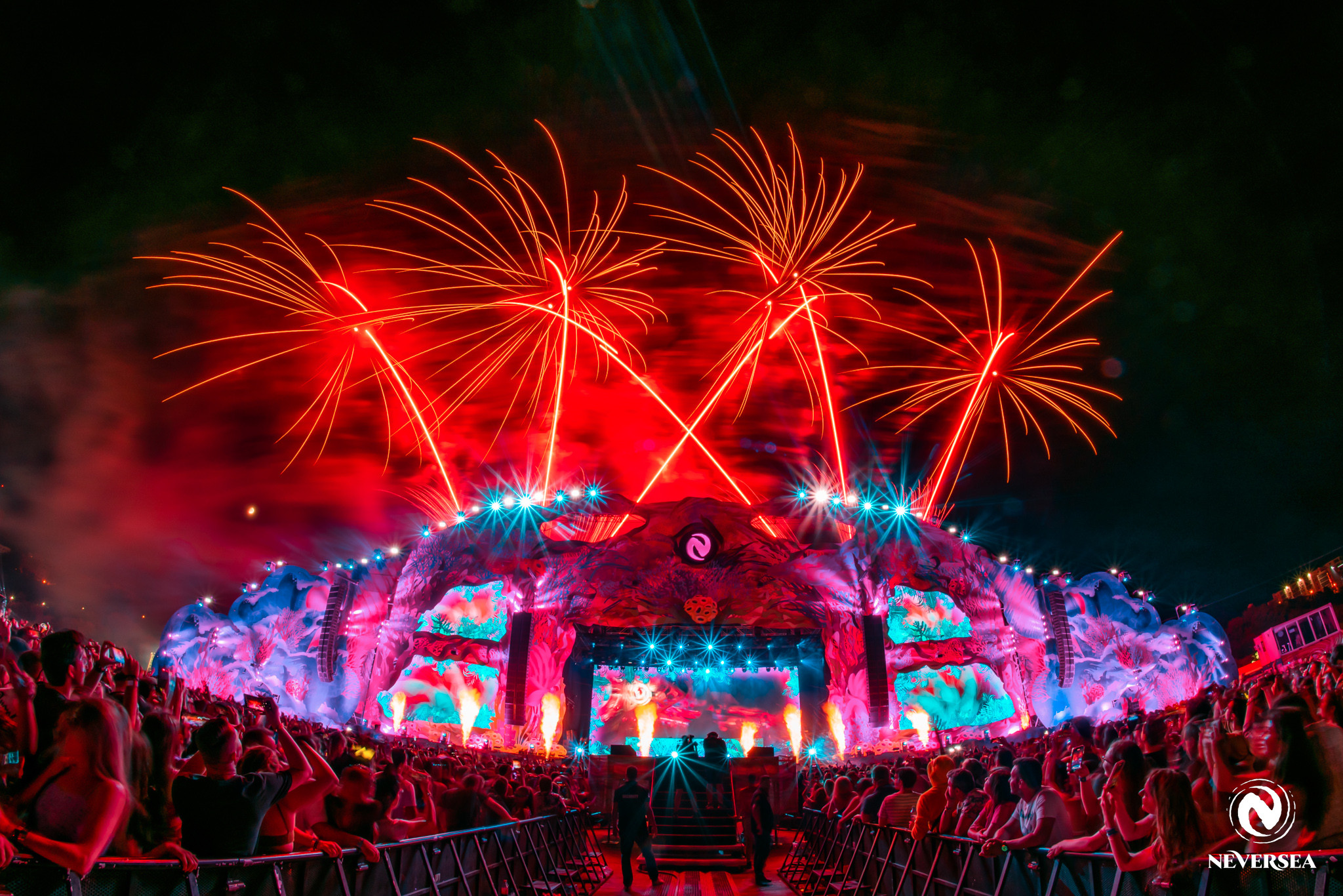 Cadoul perfect de Crăciun: pachete de abonamente la cele mai așteptate festivaluri din Europa, Untold, Neversea și Massif