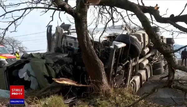 Accident grav în apropiere de Bistrița. Un autotren a lovit un cap de pod și s-a răsturnat peste o mașină de teren