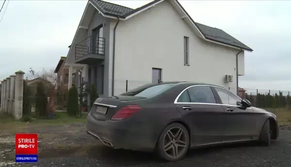 Fiul preotului, prădat în casă, la Crevedia. Hoțul i-a spus să rămână la etaj dacă ține la viață