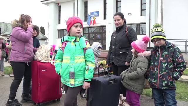 Zeci de copii din satele din Iași merg pentru prima dată în vacanță la munte. Excursia este organizată de un ONG